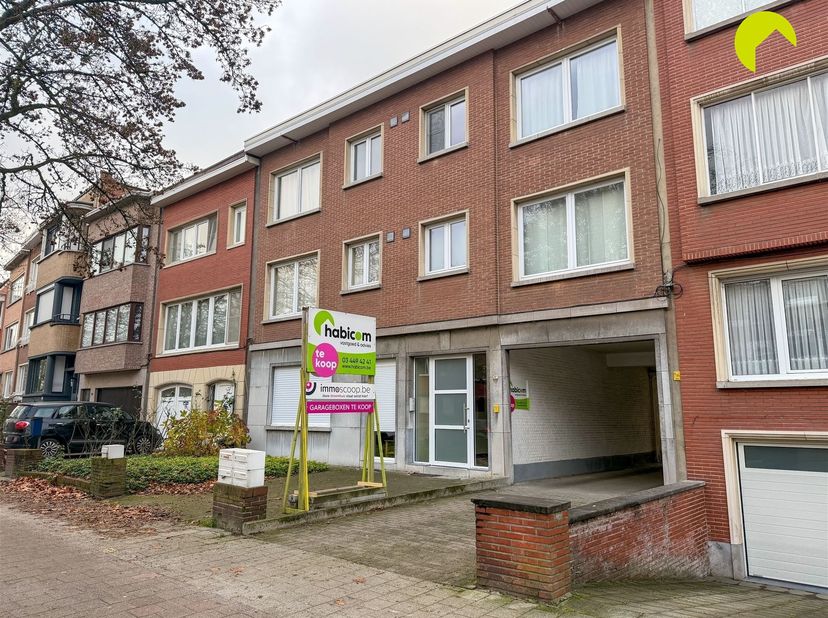 Dans ce complexe de garages bien entretenu, situé au numéro 95-97 de la Guido Gezellelaan, 32 box de garage sont proposés à la vente.<br />
Ils sont
