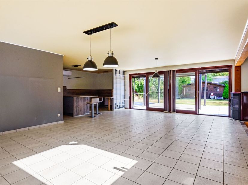 Rustig gelegen laagbouwwoning met ruime tuin, 42 zonnepanelen en warmtepomp<br />
Deze aangename laagbouwwoning is gelegen in een rustige en residenti