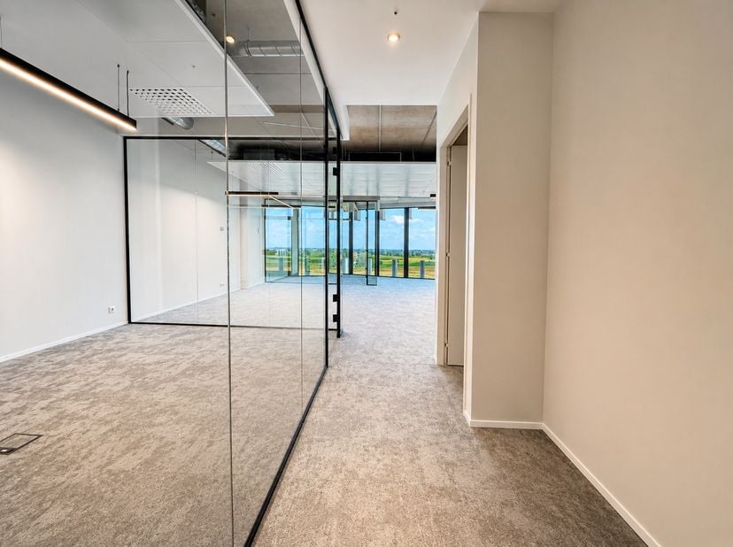 Kantoorruimte te huur in Office One, de eye-catcher te Tielt op de invalsweg vanuit Aalter. <br />
Een opvallende sprekende architectuur en uitstekend