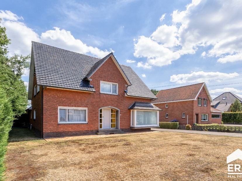 Deze vrijstaande, instapklare woning biedt alles wat je zoekt. Het is een ruime woning met tal van multifunctionele ruimtes. Zo kan de aparte eetkamer