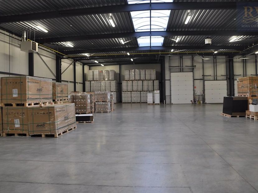 OPSLAGLOODS VAN +/-926 M² MET LAADKADE EN POORTEN OP EEN CENTRALE LOCATIE IN ZONHOVEN<br />
Deze recent gebouwde opslagplaats vindt u terug op het ind