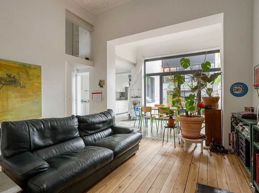 Contactez Raf pour une viste: 0484325180.<br />
Maison située au sein d’une copropriété élégante et agréable, bénéficiant d’un grand jardin commun au