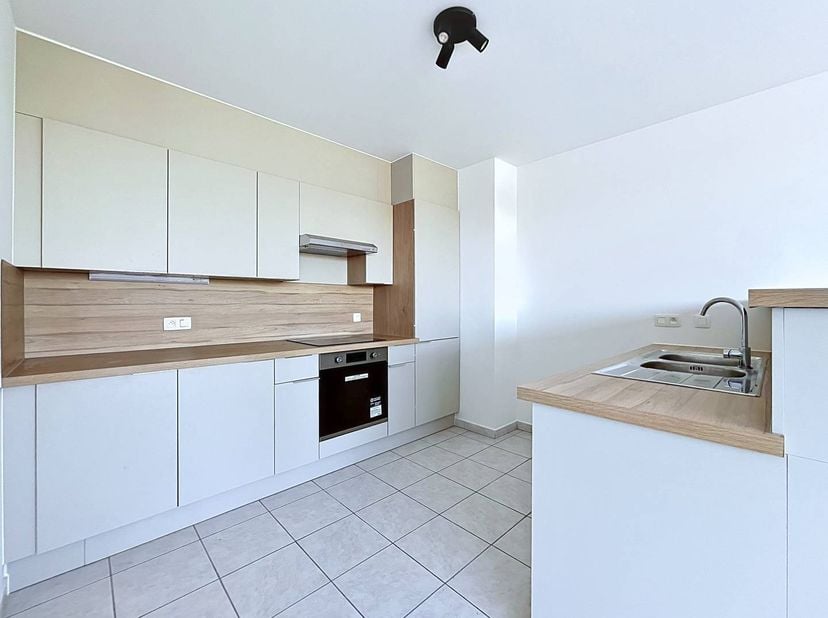 Disposition :<br />
- hall d'entrée avec toilettes<br />
- espace de vie spacieux<br />
- terrasse à l'avant du bâtiment avec vue panoramique sur le c