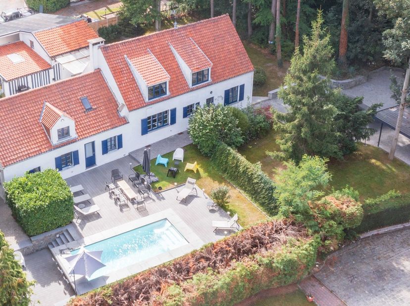 Situation et informations générales<br />
Très bonne situation dans le prestigieux domaine d'Angoussart à Bierges, proche du centre et de toutes ses f