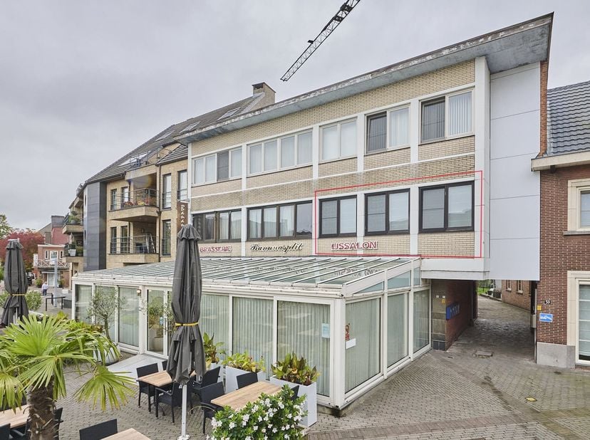 Ben jij opzoek naar een centraal gelegen appartement met alle voorzieningen binnen handbereik? Dit instapklare appartement bevindt zich op de eerste v