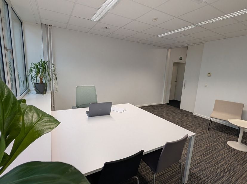 Deze moderne, bemeubelde kantoorruimte met een oppervlakte van 21,43 m² wordt verhuurd inclusief meubels. De ruimte is uitgerust met airconditioning,