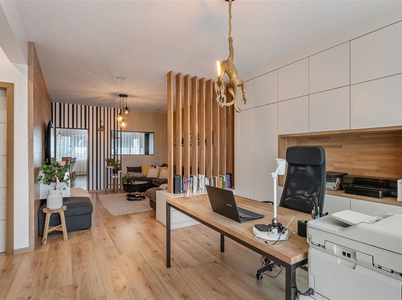 Gerenoveerde woning met gunstig EPC en een polyvalente ruimte<br />
Welkom in deze gerenoveerde instapklare woning gelegen in een rustige en residenti