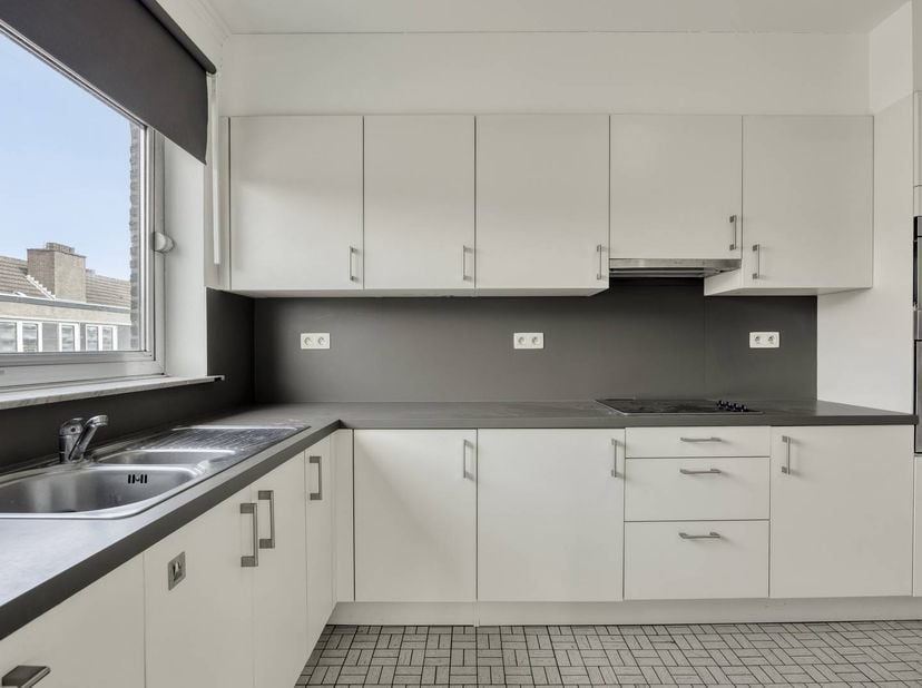 Ontdek dit ruime 3-slaapkamerappartement uit 1974, gelegen op de derde verdieping, met een bewoonbare oppervlakte van maar liefst 112 m². Dankzij de c