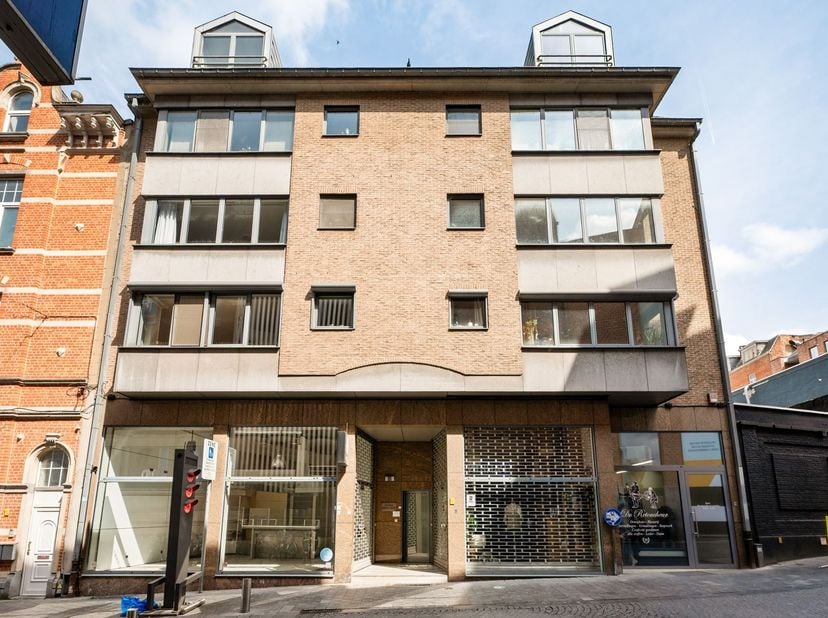 Situé dans la P.J. Van Benedenstraat, cet appartement se trouve dans un quartier animé et extrêmement central de la ville. À quelques pas de la Bondge