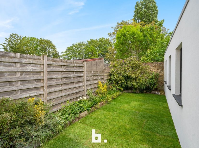 Deze gerenoveerde, instapklare en bijzonder knusse woning,  aan de rand van Brugge, in het gegeerde Sint-Jozef. Bij het betreden van de woning komt u