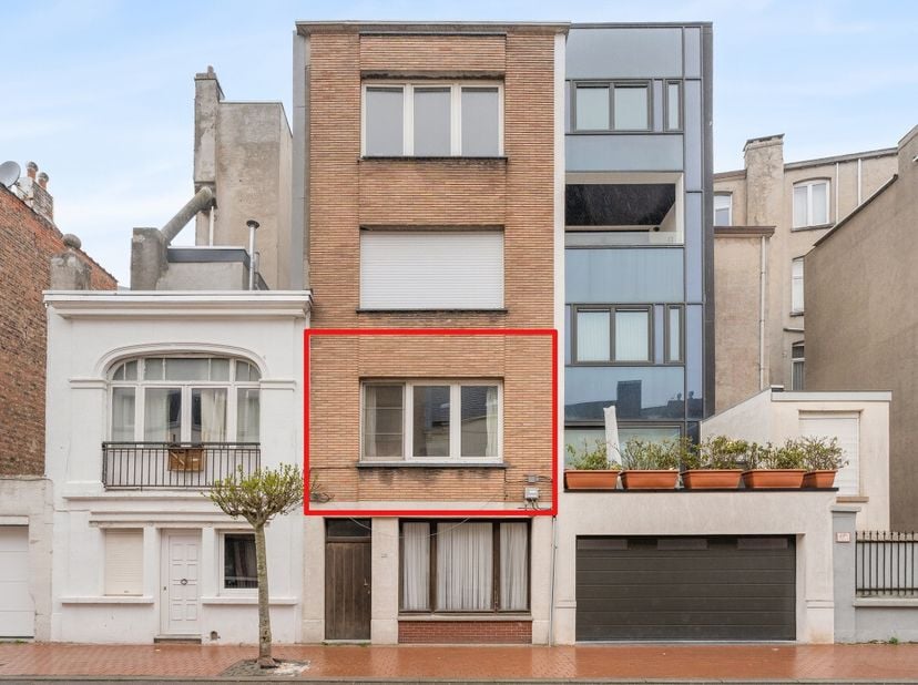 Blankenberge: Appartement met 1 slaapkamer te koop vlakbij zee! In de Rogierlaan 21 vinden we op de 1ste verdieping dit zonnig appartement met 1 slaap