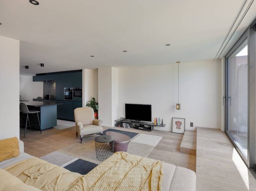 Deze verborgen parel is gelegen aan de Rueelstraat 23 in Maaseik. De woning is recent volledig vernieuwd en biedt naast een moderne woonruimte een ind