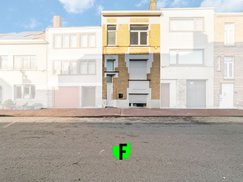 Deze ruime woning werd gerenoveerd in 2019 en is ingedeeld met een sous-sol met salon, slaapkamer en badkamer met ligbad en douche, berging/wasplaats