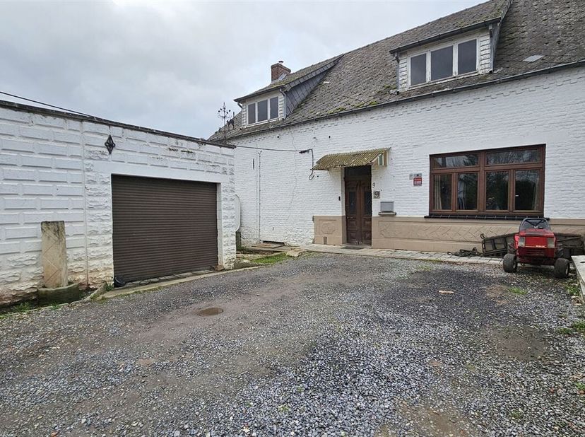 Prix: Offre à partir de 140.000 euros, frais d'agence non inclus et à charge de l'acquéreur. <br />
Vue imprenable et rivière en contre-bas, maison à