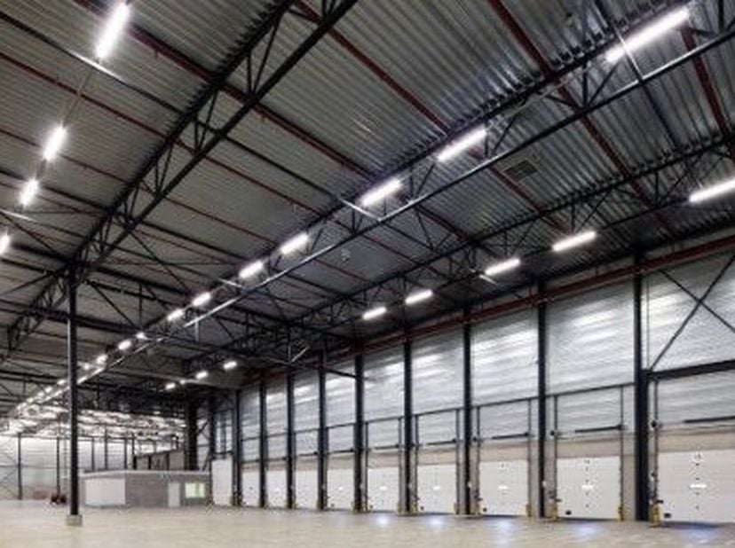 Dit bedrijfspandis gelegen in het Kersdonk Logistics Centre in Willebroek. Het logistieke centrum omvat magazijn- en kantoorruimte en is gelegen aan d