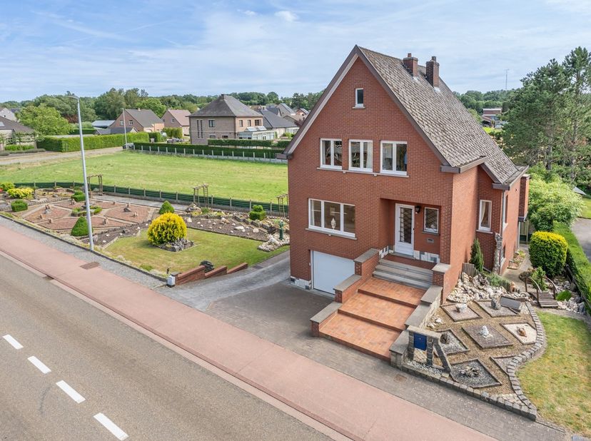 Deze&amp;nbsp;te renoveren gezinswoning&amp;nbsp;is gelegen in de&amp;nbsp;Pastoor Dergentstraat te Gelrode, op een&amp;nbsp;gunstige locatie&amp;nbsp;met een vlotte verb
