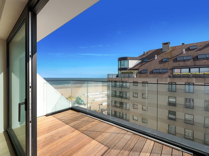 Nieuw duplex-appartement met zonneterrassen en een prachtig zijdelings zeezicht gelegen aan het Albertstrand. Moderne, kleinschalige residentie met sl