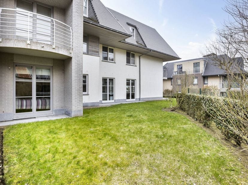 Op wandelafstand van het strand en het centrum van Sint-Idesbald (Koksijde) vinden we dit ruim villa-appartement (101 m²) te koop. Dit recent gelijkvl