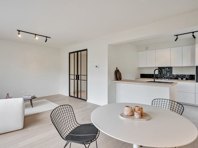 Ruim appartement (1O3m²) in een totaal gerenoveerd appartementencomplex gelegen in de rustige maar goed gelegen wijk Sint-Kruis, op een boogscheut van