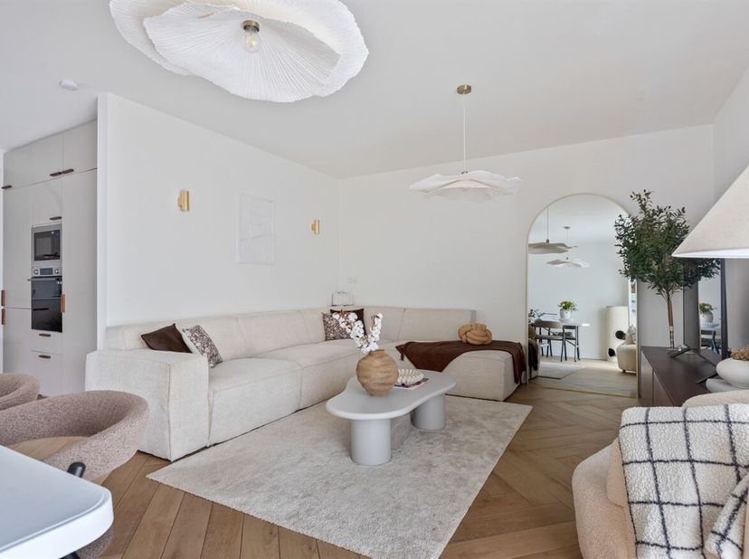 Gezellige, volledig gerenoveerde ( 2022-2024) woning met twee instapklare appartementen in het centrum van Beverlo.<br />
Op het gelijkvloers bevindt