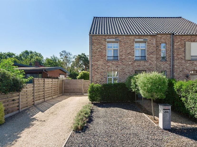 LIGGING:<br />
Welkom in de Lijsterstraat 26B te Katermeer (Paal), waar u dagelijks geniet van rust, privacy en een landelijke omgeving. Tegelijk bevi