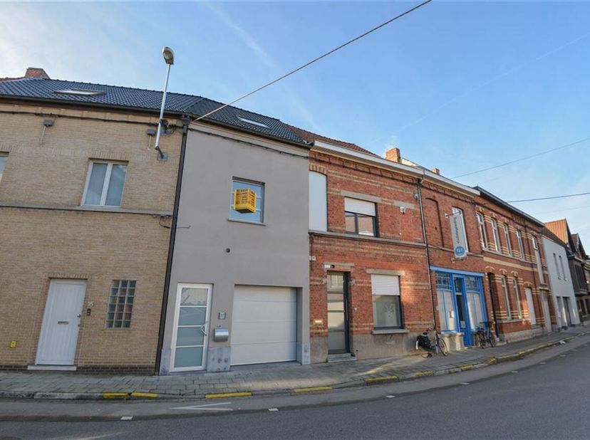 MODERNE WONING CENTRUM WEVELGEM. Inkom met naastgelegen garage, automatische poort. Ruime living met veel lichtinval door grote koepel. Moderne keuken