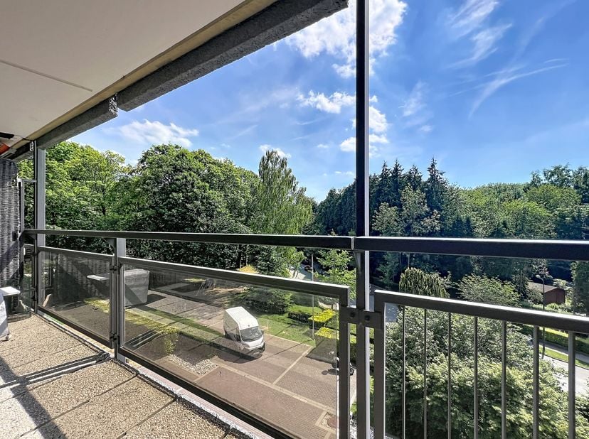 Belle vue et dégagement pour cette appartement 2 façades traversants (71m²) très lumineux au grand calme et au cœur de Woluwé-St-Pierre.<br />
Séjours