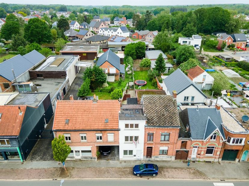 Dit instapklare woonhuis in de Molenstraat te Heist-op-den-Berg combineert directe bruikbaarheid met duidelijk verbeterpotentieel. De woning beschikt