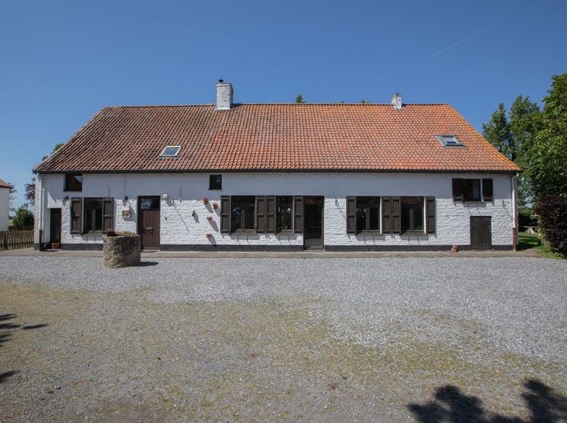 DOMAINE AVEC VILLA ET B&amp;B - <br />
<br />
La longue allée privée mène les visiteurs vers un magnifique domaine situé en pleine campagne, où calme, esp