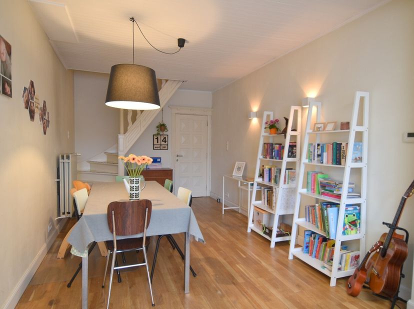Deze charmante stadswoning is gelegen in het hart van Kortrijk, op wandelafstand van winkels, horeca, openbaar vervoer en het bruisende stadsleven.<br