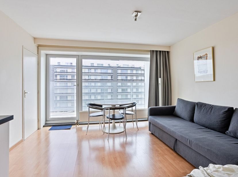 Ce studio prêt à vivre situé au quatrième étage offre un excellent équilibre entre confort, tranquillité et fonctionnalité. L’immeuble est légèrement