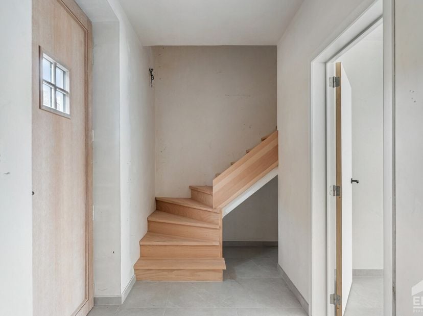 Aankoop aan 6% btw mogelijk! Verrassend ruime nieuwbouwwoning met inpandige garage en tuin, centraal gelegen in Geetbets. Voor meer info ga naar https