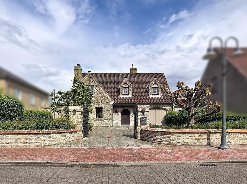 RUIME WONING MET GARAGE EN GROTE TUIN - <br />
<br />
Ruime woning gelegen op een perceel van 1.187 m², in het centrum van het rustige Moerkerke. De w