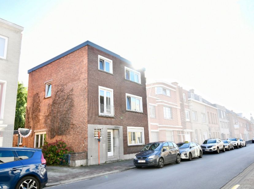 Interessante half vrijstaande burgerwoning van 1945 ontworpen door architect De Brauwer met 3&amp;nbsp;bouwlagen en plat dak in modernistisch getinte stij