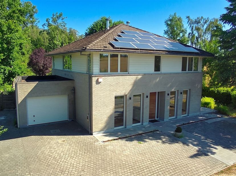 Op zoek naar rust, privacy, een uitzonderlijk uitzicht én een toplocatie vlak bij de ingang van het Zoniënwoud? Deze recente villa (bouwjaar 2000) gen