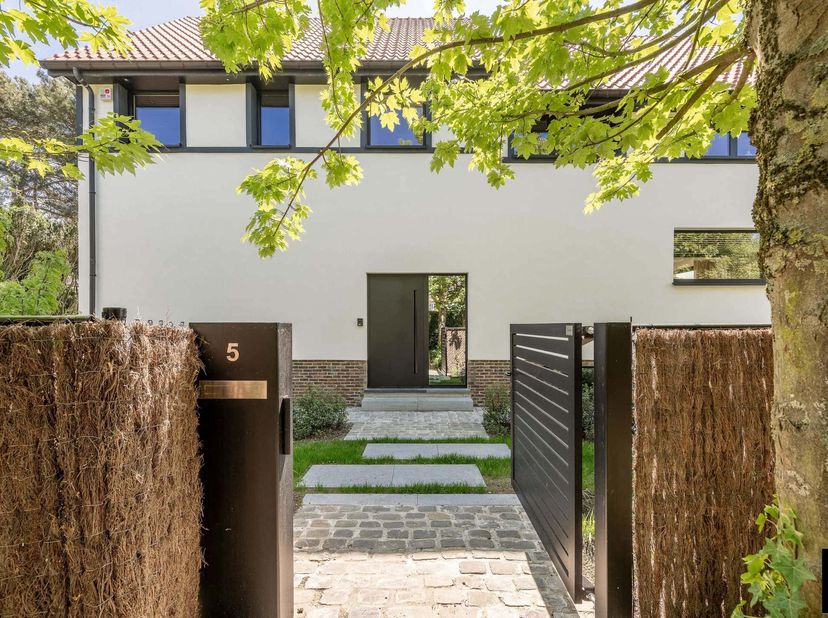 In het idyllische Tennispad in het Zoute bevindt zich deze volledig gerenoveerde villa, discreet gelegen in een rustig paadje. Dankzij de zonnige tuin