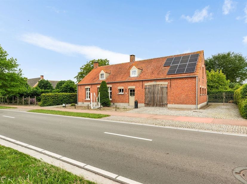 Locatie: <br />
Deze charmante hoeve bevindt zich in een rustige en groene omgeving in Meer, een deelgemeente van Hoogstraten. Ondanks de rustige ligg