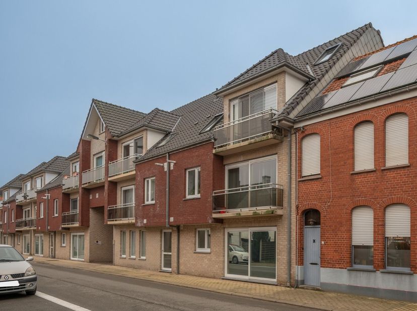 Dit recente en perfect onderhouden appartement is ideaal gelegen in het centrum van Eernegem, met winkels, scholen en andere lokale voorzieningen op w