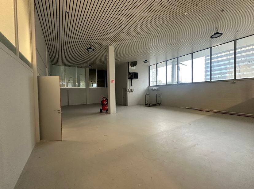 Le Ahlers Building, situé sur la Noorderlaan, allie une image représentative à un confort moderne et une approche durable. Grâce à des rénovations réc