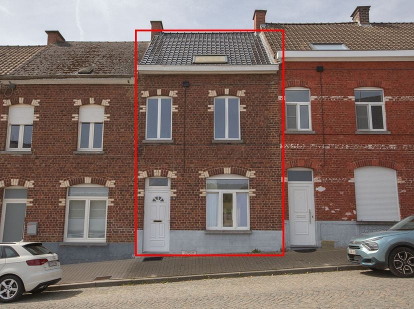GUNSTIG GELEGEN WONING MET TUIN -<br />
Lichtrijke, te renoveren woning met tuin en extra achterliggende percelen grond.<br />
Dankzij de vlotte berei
