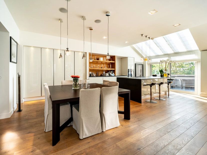 Place Stephanie - Barnes Bruxelles vous invite à découvrir ce superbe et lumineux penthouse duplex d'une superficie brute d'environ 360m2 bénéficiant