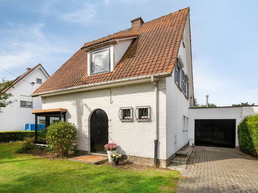 Vrijstaande woning op een rustige toplocatie in De Pinte<br />
<br />
In een rustige en groene woonomgeving, vlakbij de ingang van het Parkbos, bevind