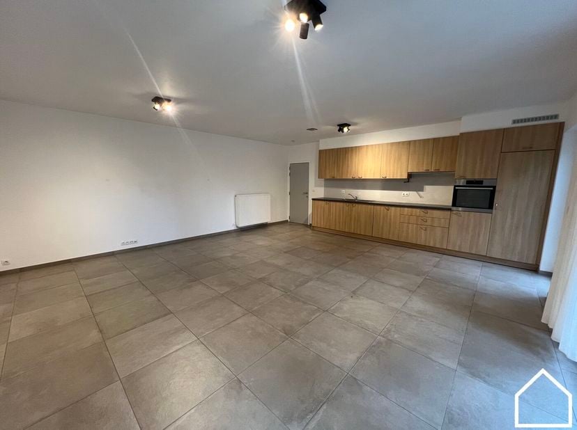 Dit aangename gelijkvloerse appartement combineert comfort, functionaliteit met een fijne buitenruimte. Het appartement beschikt over een lichtrijke l