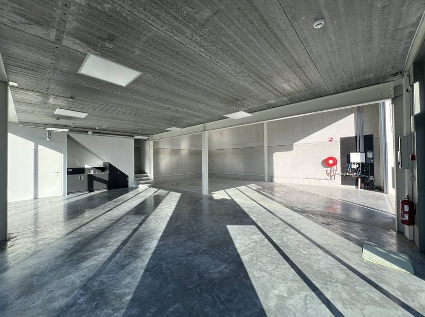 Op het moderne Woudpark Green Business Park in Genk bevindt zich deze representatieve KMO-unit met een totale oppervlakte van ca. 300 m², verdeeld ove