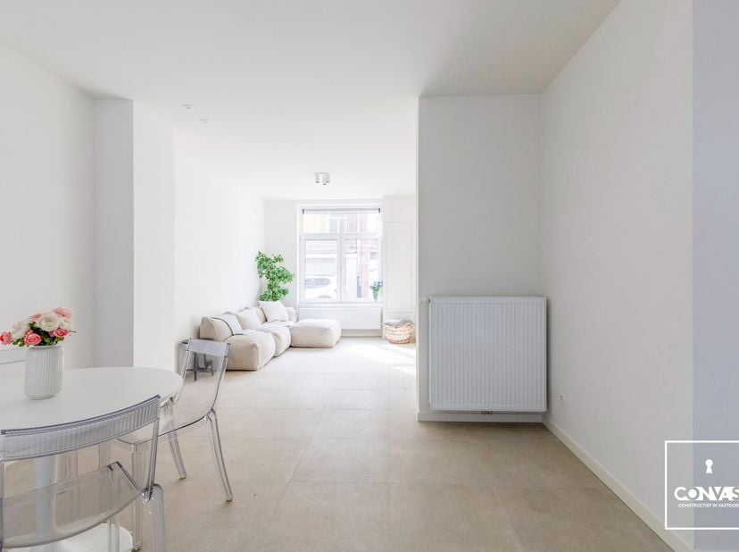Deze volledig gerenoveerde woning met drie ruime slaapkamers is gelegen op fietsafstand van het Gentse stadcentrum (2,5km).<br />
<br />
Via de inkomh