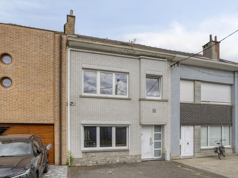 Op zoek naar een starterswoning met ruimte voor het hele gezin én potentieel om naar eigen smaak af te werken? Gelegen in een rustige straat in Liedek