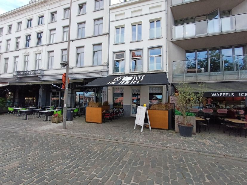 Dit instapklaar horeca pand is gelegen op het Eilandje, vlakbij het MAS.<br />
Op het gelijkvloers (+/-110m²) bevindt zich de bar, verbruikszaal en ke