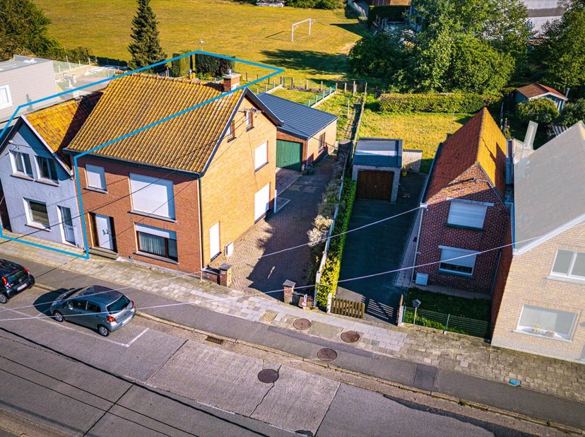 Halfopen bebouwing op 227 m² met :<br />
Gelijkvloers:<br />
 inkom<br />
 leefruimte in 2 delen<br />
 keuken<br />
 badkamer<br />
Verdiep:<br />
 2