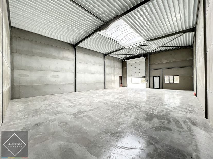 Benaderende bruto-AFMETINGEN:&amp;nbsp;<br />
265m² - b: 12,00m x&amp;nbsp; d: 22,08m<br />
Inclusief 2 private parkeerplaatsen!<br />
<br />
AFWERKING: <br /