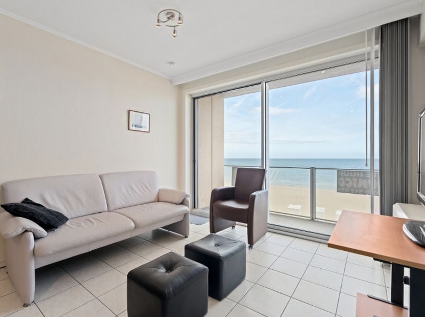 Dit stijlvolle appartement met 2 slaapkamers op de zeedijk van Sint-Idesbald biedt u elke dag een vakantiegevoel. Vanuit de leefruimte en het terras g